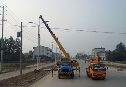 Är solgata lampan fortfarande på i regniga dagar?-风向标 -4 组-夏雨